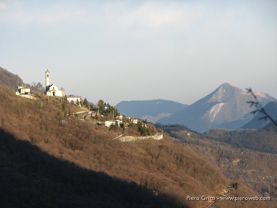 69 La chiesa di Fuipiano e il monte Ubione.jpg
